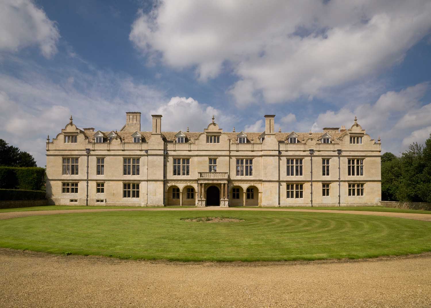 Apethorpe palace is one of england. Поместье Джордж Вильерс. Поместье Элторп в графстве Нортгемптоншир. Нортгемптоншир. Барнвелл Манор. Бедфорд дворец в Англии.